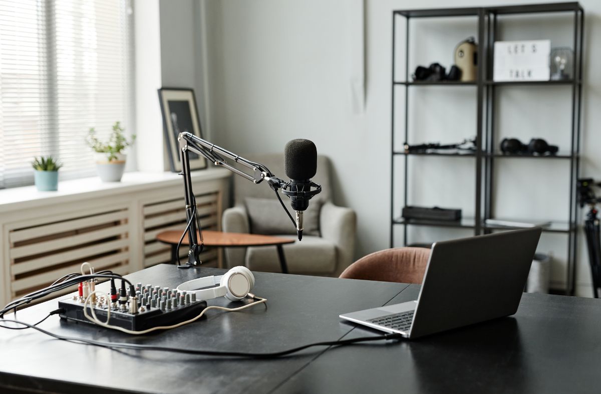 The Best 15 eCommerce Podcasts for Sellers in 2023
